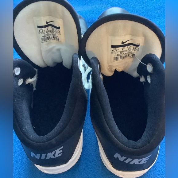 Nike Elite Youth Basketball Sneaker Size 6.5 Y Gently Worn - Picture 8 of 10